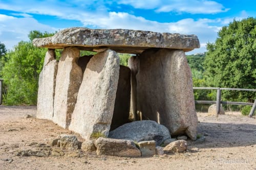 Monument dolmen ancien entouré de verdure près de Vista D'oro à Monacia d'Aullène, Corse