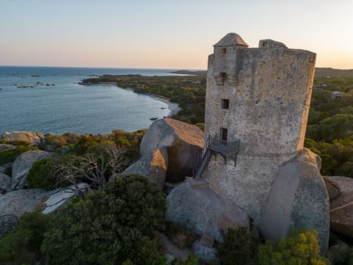 Tour historique en pierre sur rochers granitiques dominant la baie turquoise de Monacia d'Aullène, Corse
