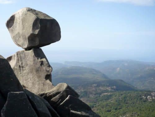 Sculpture en pierre surplombant la vallée de Monacia d'Aullène, belvédère de l'hôtel Vista D'oro