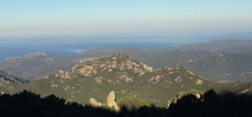 Pics rocheux des montagnes, vallées forestières et vue sur la mer Méditerranée près de Vista D'oro, Monacia d'Aullène