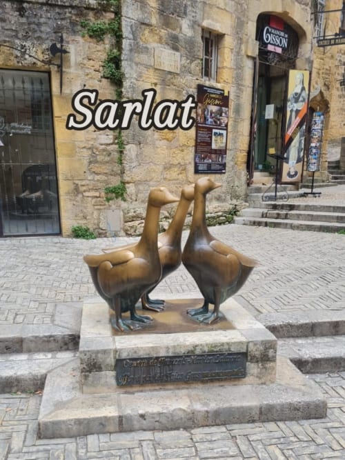 Sculpture de canard en bronze sur la place médiévale de Sarlat, près de Saint-Germain-et-Mons en Aquitaine, France.