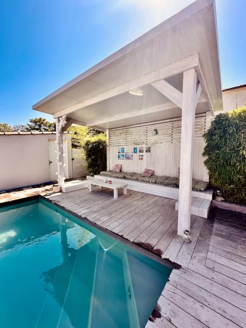 Espace détente au bord de la piscine, maison Casa Incantu