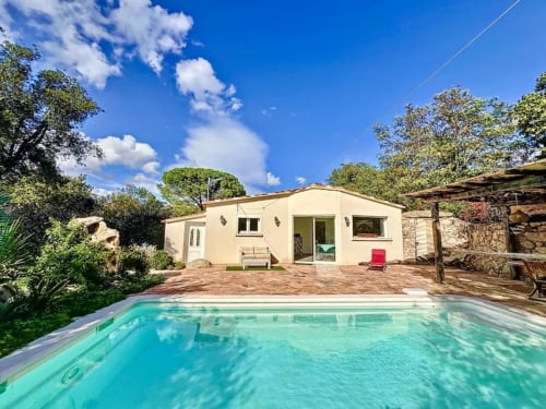 Villa contemporaine à louer à Saint-Cyprien, Corse du Sud, avec piscine