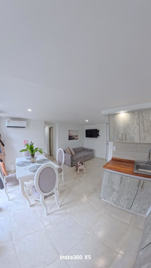 Apartamento moderno de planta abierta en Olamar Living, Coveñas, con zona de comedor, cocina y sala de estar con sofá y TV