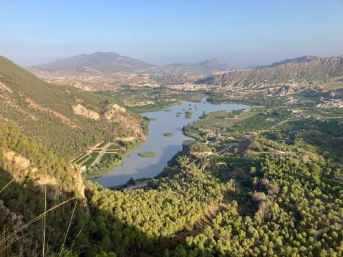 Valle montañoso pintoresco con río azul y paisaje boscoso cerca de Blanca, España