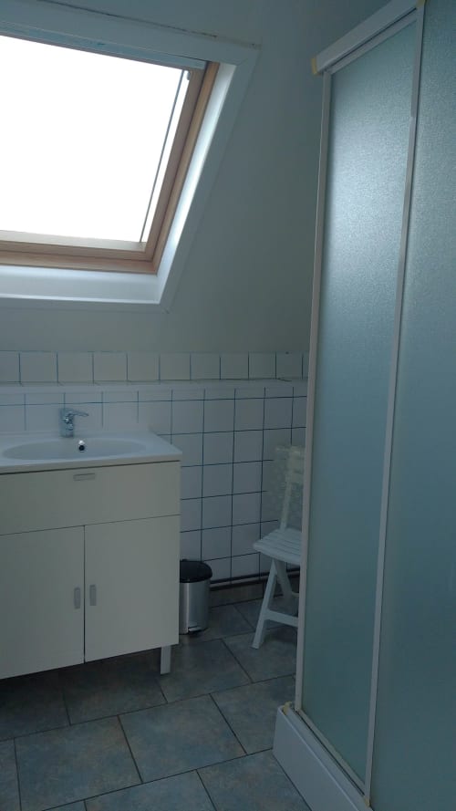 Modern bathroom in Room 4 at Au Coeur des Champs B&B, Regniowez, with shower enclosure and skylight