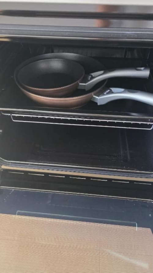 Juego de utensilios de cocina antiadherente en el horno del apartamento MiramaRent, Benicàssim