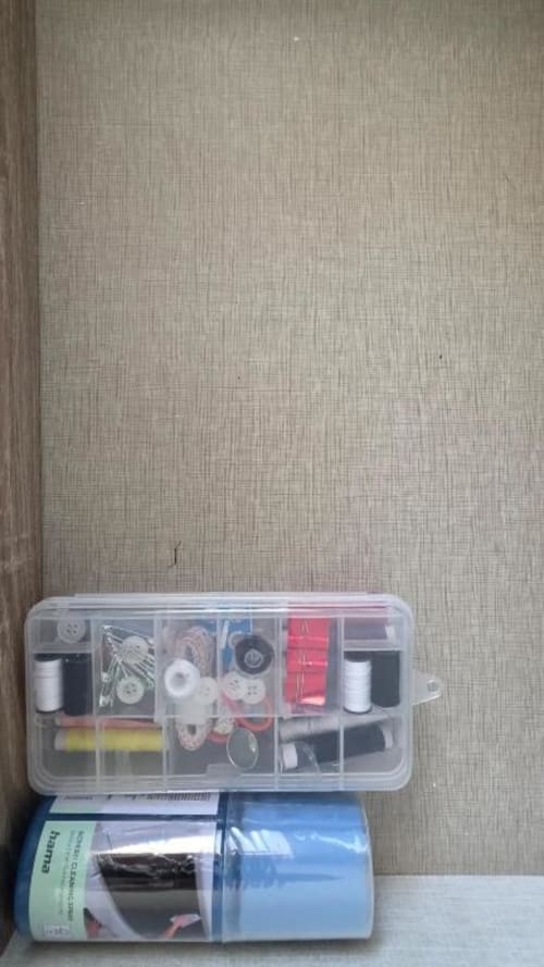 Organizador de costura con botones, hilos, agujas y suministros en el apartamento MiramaRent