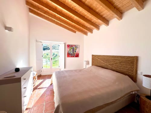 Quarto brilhante com vigas de madeira, piso de barro e portas francesas na villa Casas de Juromenha em Juromenha