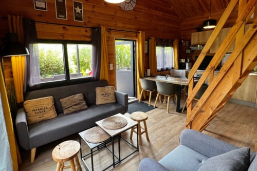 Bright lounge at the Cottage aux Gîtes d’Armor in Tréguidel, with a comfortable sofa and a warm atmosphere.