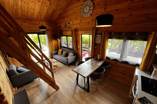 Séjour du Cottage avec espace repas et salon confortable aux Gîtes d'Armor à Treguidel
