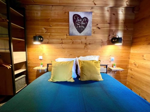 Chambre avec grand lit du cottage au Gîtes d'Armor à Treguidel
