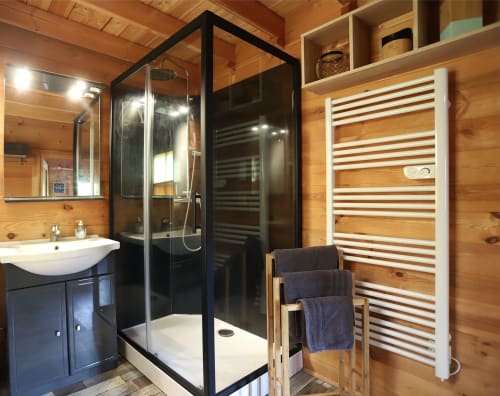 Salle de bain du cottage avec grande douche au Gîtes d'Armor à Treguidel