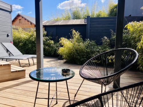 Terrasse en bois baignée de soleil du Lodge Classique au Gîtes d'Armor à Treguidel