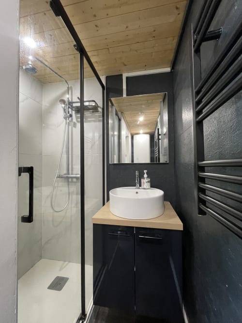 Salle de bain privative du Lodge Classique au Gîtes d'Armor