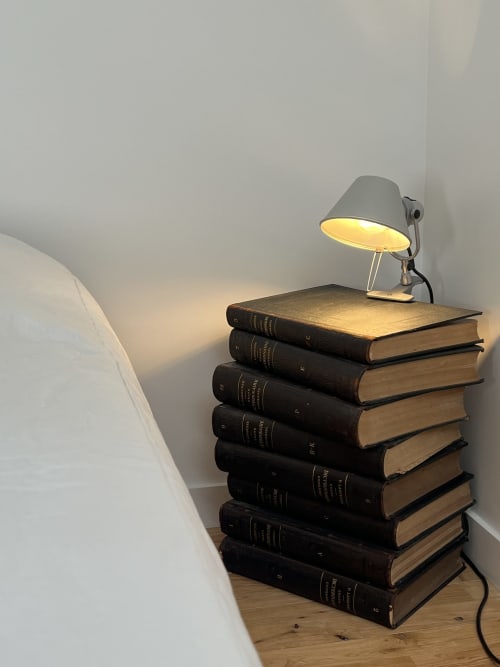 chambre simple, portes doubles a galandage, canapé, parquet, 