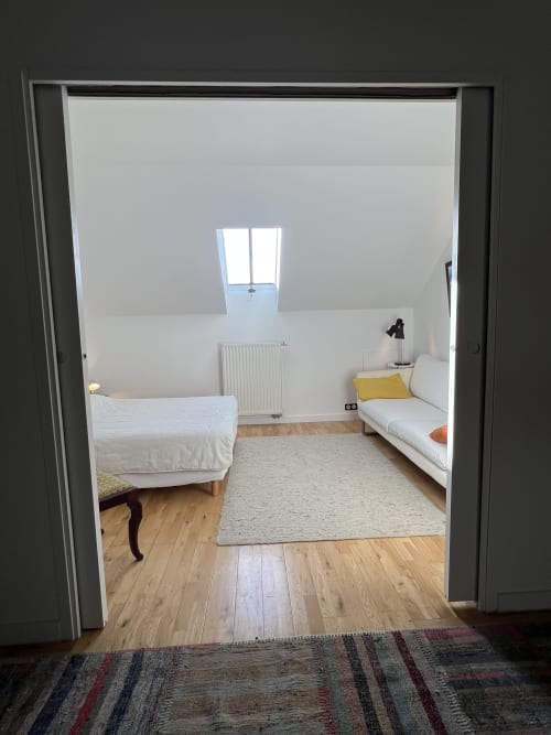chambre simple, portes doubles a galandage, canapé, parquet, 