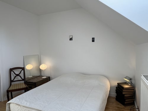 chambre simple, portes doubles a galandage, canapé, parquet, 