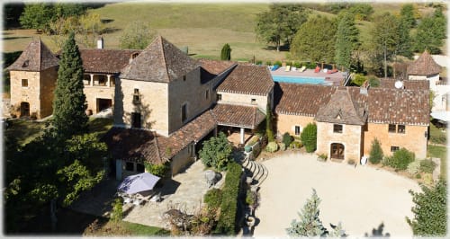 Vue aérienne du Domaine du Cardou et de ses gîtes – Hébergements 4 étoiles dans le Lot