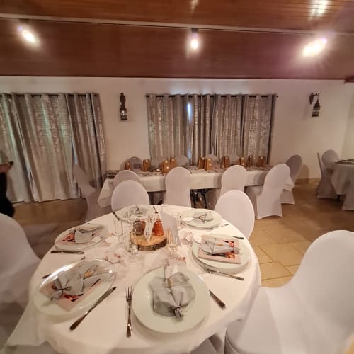 Salle de réception décorée au Domaine du Cardou – Dîner ou mariage dans le Lot