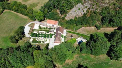 Luchtfoto van hotel Moulin Renaudiots in Autun, omgeven door weelderige groene bossen en verzorgde tuinen