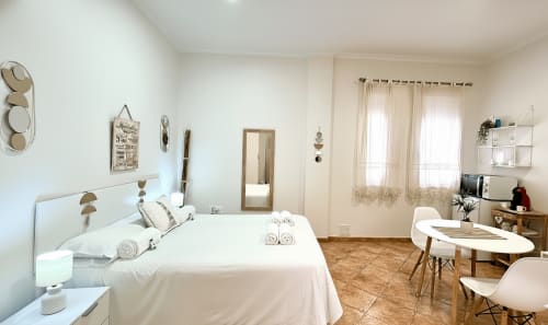 Luminoso apartamento estudio en Baiona con cama, cocina americana, comedor y grandes ventanales con luz natural