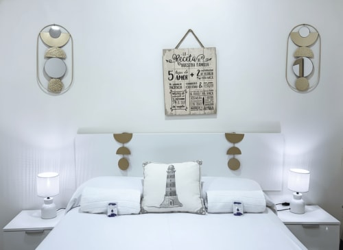 Dormitorio moderno en apartamento de Baiona con ropa de cama blanca, almohada de faro y decoración temática costera