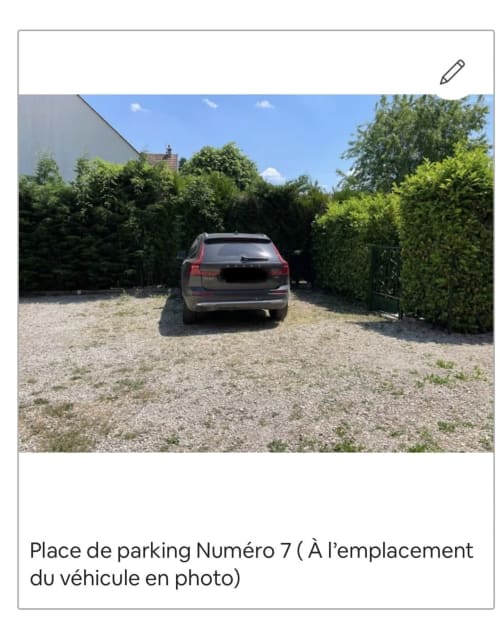 Place de parking 7 à Suite d'amour et détente à Chartrettes avec parking en gravier et haies vertes