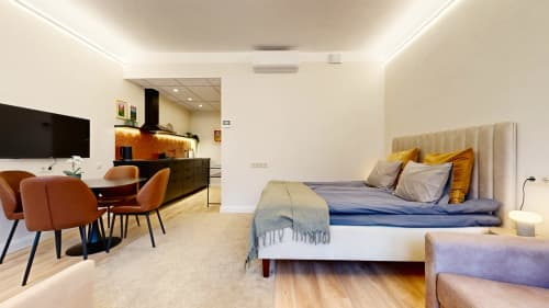 Colorful bedroom with queen bed & street art by Kairo. Central Tartu accommodation for 5 guests near Raekoja Square, RIMI & MyFitness. WiFi & AC
