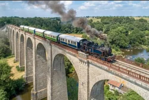 Le petit train de Mortagne sur Sèvre : des wagons de l'orient express pour une balade avec ou sans restauration a cote du petit moulin de pouzauges