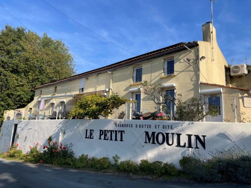 La facade du Petit Moulin (longère semi enterrée dans laquelle nous vivons - au fond : la suite longère)