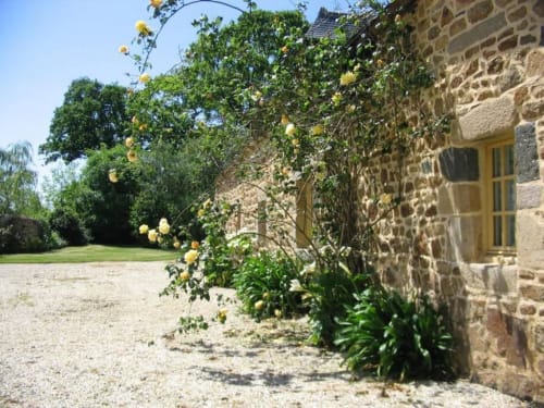 Cottage en pierre au Manoir de Fornebello avec roses grimpantes jaunes et jardins soignés à Châtelaudren-Plouagat, France