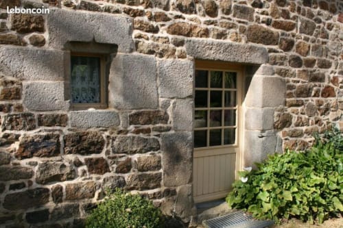 Façade en pierre du Manoir de Fornebello à Châtelaudren-Plouagat avec porte et fenêtre en bois