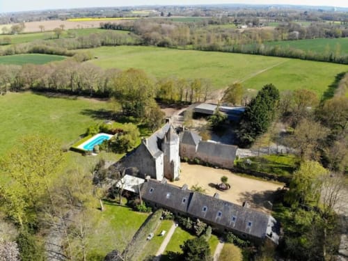 Vue aérienne du Manoir de Fornebello, villa campagnarde française avec piscine à Châtelaudren-Plouagat, entourée de prairies verdoyantes