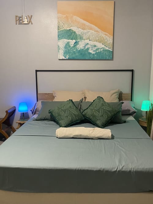 Chambre moderne, petit cocon confortable avec espace de rangement et équipements pratiques.