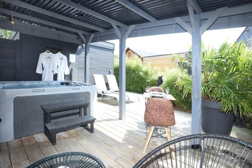 Terrasse en bois du Lodge avec jacuzzi privatifet espace repas au Gîtes d'Armor