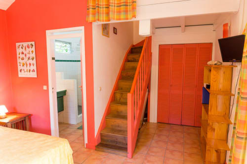 La chambre climatisée en rez de chaussée, joliment décorée du gîte RoseCorail, pour des nuits reposantes aux jardins de l'espérance à Bouillante en Guadeloupe