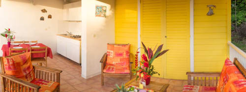 terrasse colorée du gîte BleuLagon, avec une belle vue sur le jardin et la piscine, pour un séjour reposant aux jardins de l'espérance à Bouillante en Guadeloupe