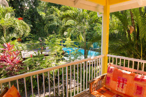 Très belle vue calme et reposante depuis la terrasse du gîte VertMadras, pour 2 à 4 personnes, sur la piscine sécurisée de la résidence proche de la nature Les Jardins de l'espérance 2 étoiles à Malendure/Bouillante en Guadeloupe