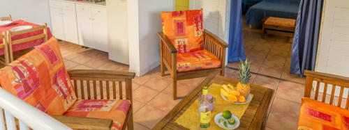 Terrasse extérieure du gîte BleuRoi pour 2 à 4 personnes avec une chambre au rez de chaussée et 2 lits simples en mezzanine, le tout, climatisé pour des nuits fraîches et reposantes