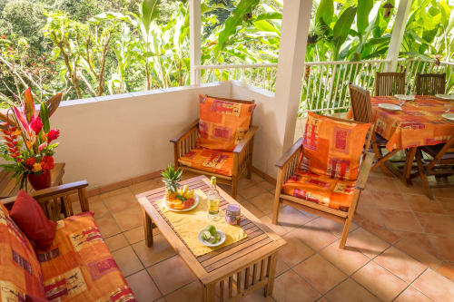 la terrasse ouverte sur la nature du gîte mussaenda pour 4 à 6 personnes, aux jardins de l'espérance à Bouillante en Guadeloupe