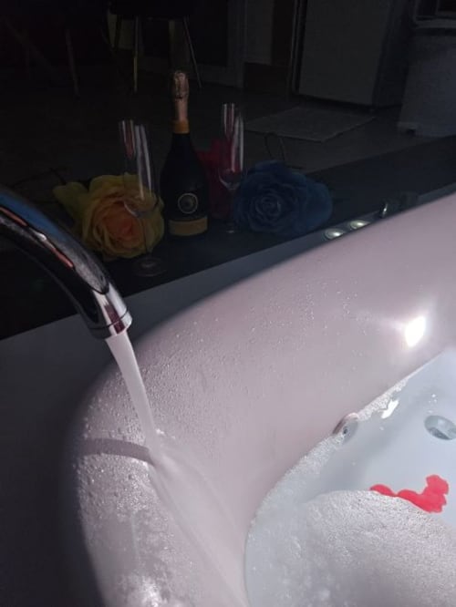 Lussuoso bagno in vasca con champagne e rose presso le Mini Apartments San Nicola Suite a Sorrento