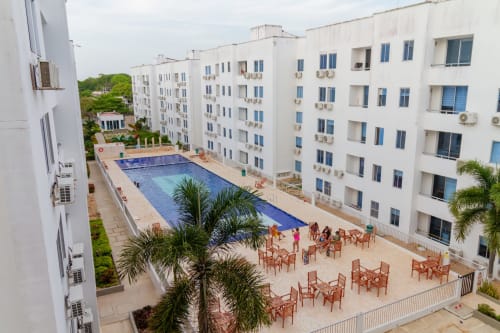 Vista aérea de la piscina y patio de Olamar Living con áreas de descanso en Santiago de Tolú, Sucre