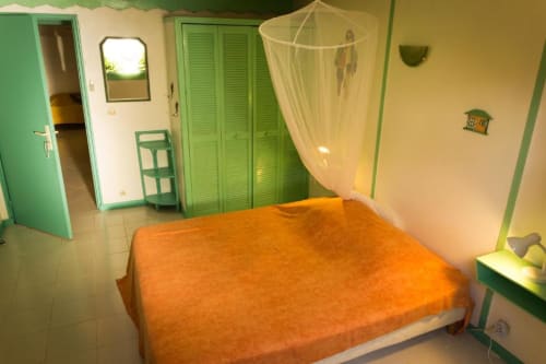 chambre climatisée pour 2 personnes dans la villa hibiscus aux jardins de Pointe Noire en Guadeloupe