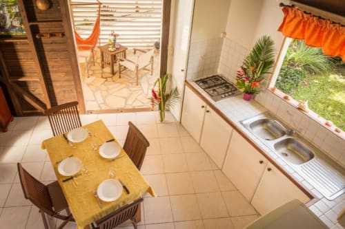 La cuisine colorée du logement Bougainvilliers, dans un jardin tropical fleuri, aux jardins de Pointe Noire en Guadeloupe