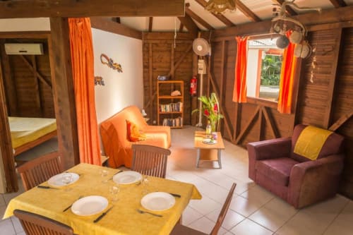 joli séjour coloré du gîte Bougainvillier, avec son architecture traditionnel antillais, pour une expérience réussie de vos vacances en Guadeloupe, aux Jardins de Pointe Noire