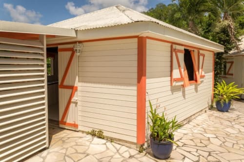 Notre joli logement Bougainvilliers, juste devant la piscine, pour des vacances réussies aux jardins de Pointe Noire, en Guadeloupe