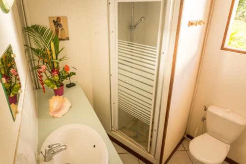 La salle de bain du gîte Bougainvillier, aux jardins de Pointe Noire, en Guadeloupe