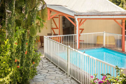 la piscine sécurisée des jardins de pointe Noire en Guadeloupe pour des vacances réussies en famille