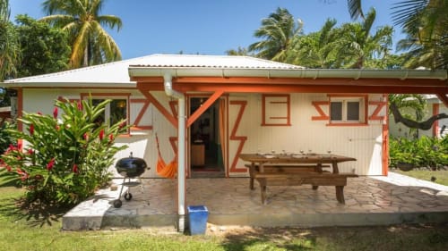 La jolie terrasse arrière de la villa Hibiscus, avec son jardin privatif tropical, pour des vacances détente aux jardins de Pointe Noire en Guadeloupe